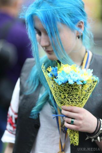 Мережу вразила незвична випускниця з Тернополя: фото. Блакитне волосся, вишиванка та золота медаль.