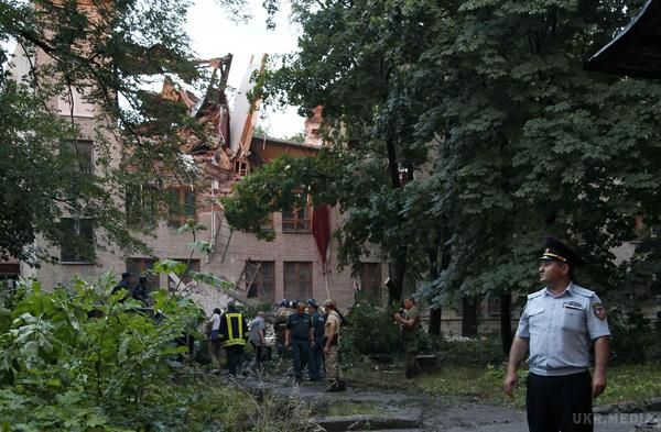 Фото наслідків масштабного вибуху у Донецьку на території "торгового інституту". Вибух стався в центрі Донецька.
