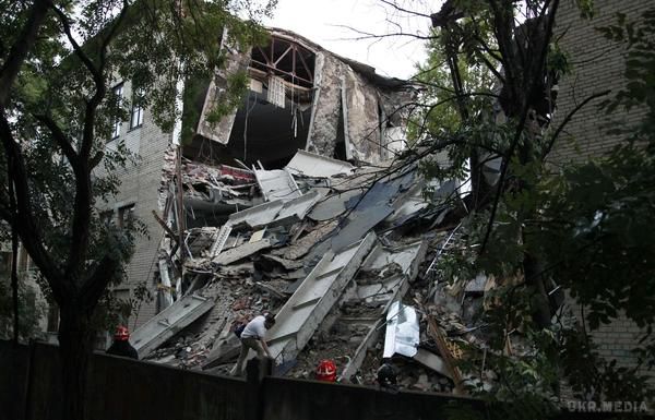 Фото наслідків масштабного вибуху у Донецьку на території "торгового інституту". Вибух стався в центрі Донецька.
