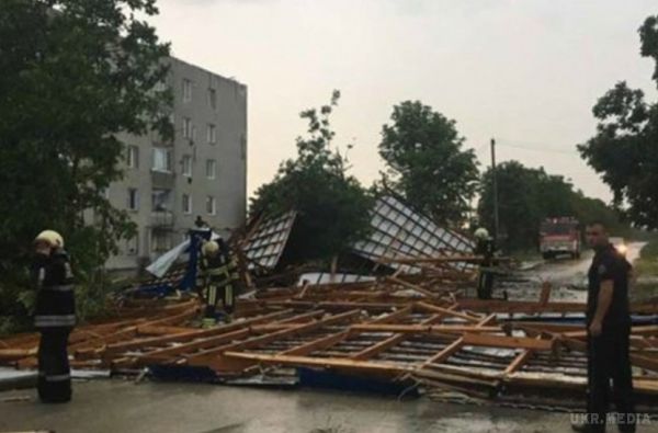 На Молдову обрушилися зливи й ураганний вітер. На території районів Єдинець, Брічень, Бєльці і Синжерей в даний час йде сильна злива, що супроводжується поривчастим вітром, багато дерев впали. 
