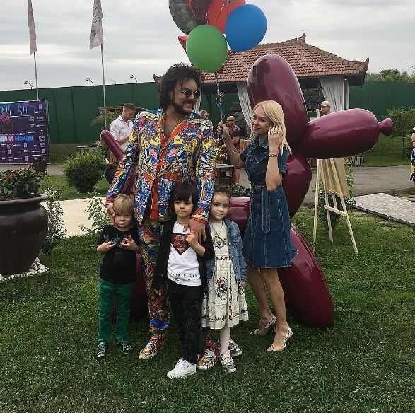 Карколомна Ані Лорак на дні народження сина Філіпа Кіркорова зачарувала красою (фото). Ані Лорак з дочкою погуляла на дні народження сина Філіпа Кіркорова.