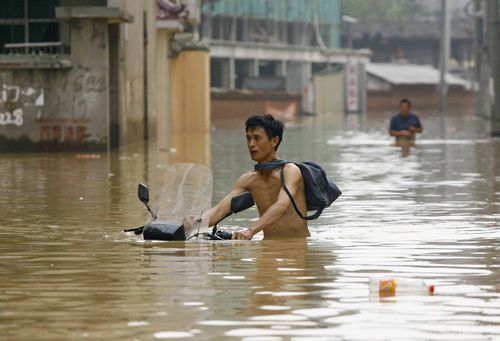У Китаї через повені евакуювали понад 260 тисяч людей. У Китаї в провінції Хунань через сильні дощі і повені з 22 червня влада евакуювала понад 260 тисяч осіб.