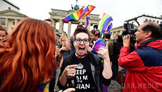 Чому Меркель проголосувала проти одностатевих шлюбів. Газета The Washington Post пояснила, чому Ангела Меркель, відома "прихильністю ліберальним цінностям", проголосувала проти законопроекту про одностатеві шлюби .