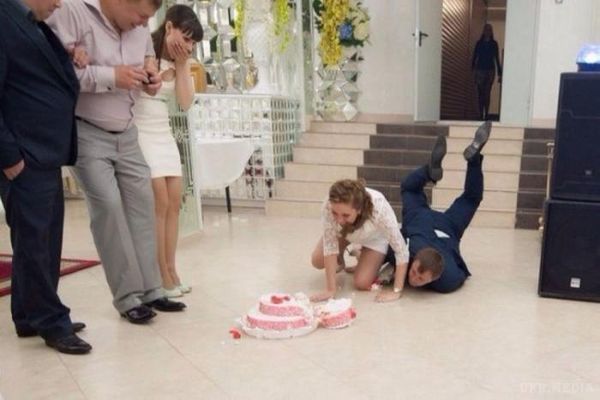 Добірні маразми і приколи, які відбуваються на весіллях. Весілля самий довгоочікуваний день кожної дівчини, але іноді щось іде не за планом....