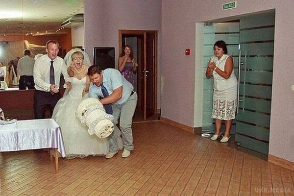 Добірні маразми і приколи, які відбуваються на весіллях. Весілля самий довгоочікуваний день кожної дівчини, але іноді щось іде не за планом....