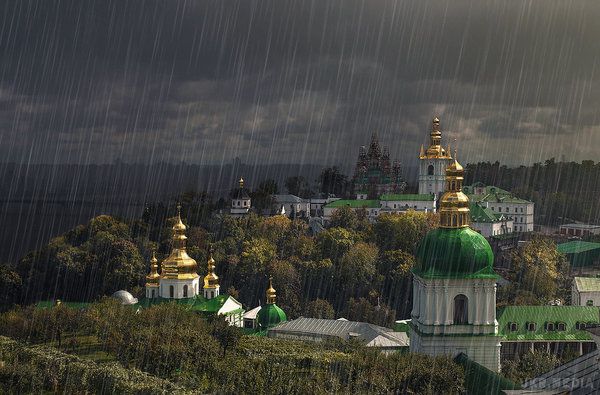 До кінця дня Київ накриє страшна негода. Синоптики попереджають про шквальний вітер і грози.