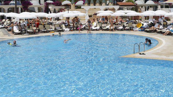 На відпочинку в Туреччині померла 11-річна дівчинка з РФ. Після купання в басейні дівчинці стало погано.