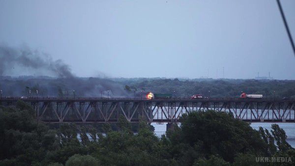 На мосту в Кременчуці загорілась вантажівка (відео). У місті Кременчуці, що на Полтавщині, зайнялася фура. В результаті пожежі була перекрита єдина переправа через Дніпро в окрузі.