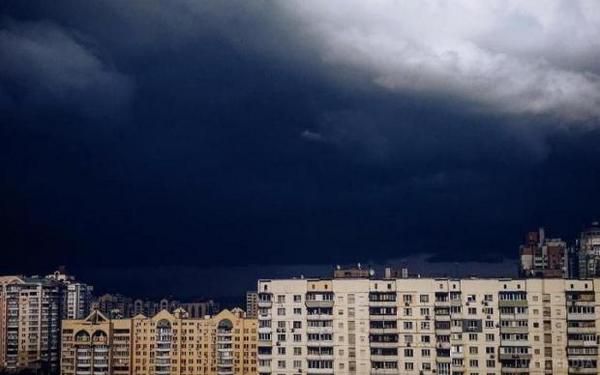 Мережу шокували знімки грози над Києвом. Гроза зі шквальним вітром, що накрила столицю у суботу, 1 липня, була зафіксована жителями Києва ще на етапі темно-синіх, аж чорних хмар, що повільно окупували місто...майже Апокаліпсис.