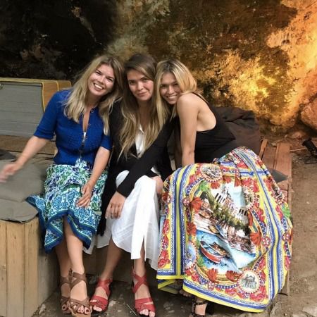 Віра Брежнєва опублікувала нову сімейну фотографію в Instagram - три сестри. Віра Брежнєва Віра Брежнєва не перестає радувати своїх шанувальників цінними сімейними кадрами.