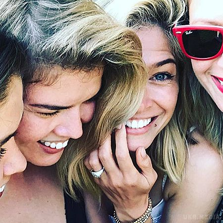 Віра Брежнєва опублікувала нову сімейну фотографію в Instagram - три сестри. Віра Брежнєва Віра Брежнєва не перестає радувати своїх шанувальників цінними сімейними кадрами.