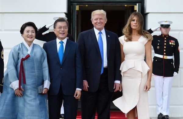 Меланія Трамп вразила ніжним чином на зустрічі з першою леді Південної Кореї. На зустрічі з першими особами країни Меланія Трамп продемонструвала ідеальний образ.