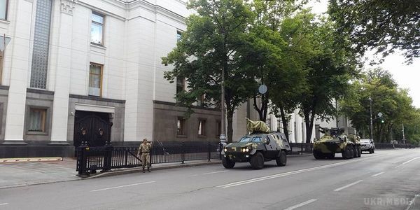 У двір Верховної Ради стягнули військову бронетехніку. Техніку під будівлю Верховної Ради завезли рано вранці 3 липня.