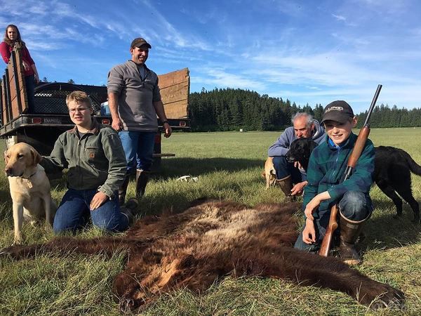 На Алясці одинадцятирічний хлопчик застрелив ведмедя і врятував рідню. Дитина гуляла по лісу в компанії дядька, дідуся і двоюрідного брата, коли хижак напав на одного з дорослих