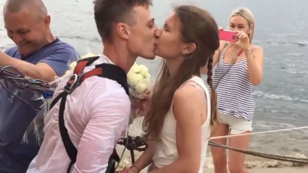 Чоловік впав у Дніпро під час польоту до нареченої на повітряних кульках. Дівчина чекала хлопця на іншому березі.