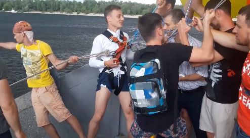 Чоловік впав у Дніпро під час польоту до нареченої на повітряних кульках. Дівчина чекала хлопця на іншому березі.