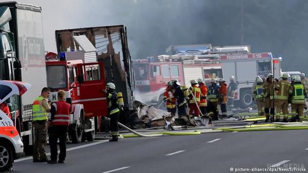 В результаті аварії в німецькій Баварії загинули 18 людей. Поліція Німеччини підтвердила, що 18 осіб, які вважалися зниклими без вісті в результаті ДТП на півдні країни, загинули.
