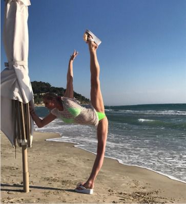 Анастасія Волочкова розсунула ноги в Греції. Знаменита балерина Анастасія Волочкова знову підкорює інтернет своїми розтяжками. 