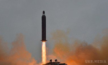 Це вже не погроза. Північна Корея запустила ракету в бік Японії. Дальність польоту ракети і точний тип снаряда поки не встановлені.