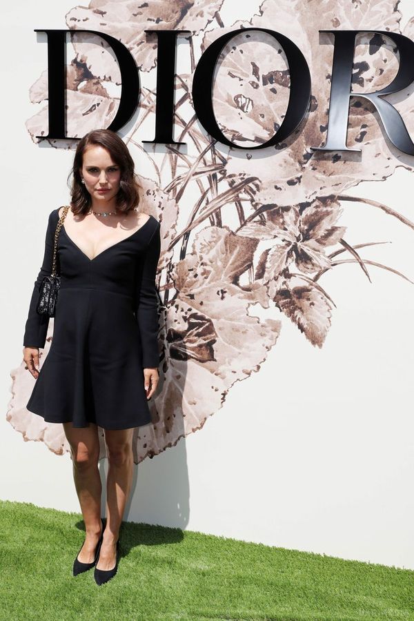 Наталі Портман в маленькому чорному платті похвалилася фігурою після пологів. В рамках Тижня високої моди в Парижі свою нову колекцію презентував Будинок моди Christian Dior.