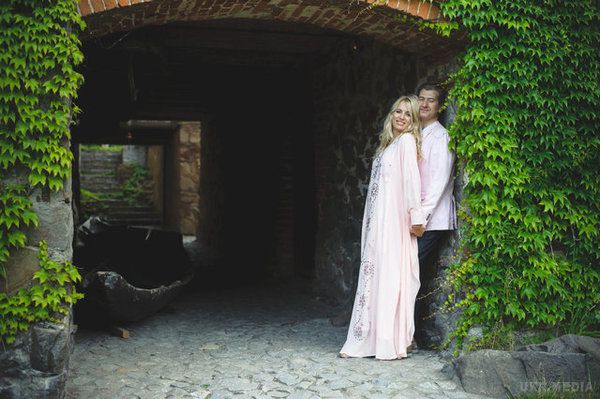 Співачка Ольга Горбачова і продюсер Юрій Нікітін відзначили річницю весілля в замку(відео).  У цьому році зоряна пара вирішила провести святковий день тільки вдвох і відзначити ситцеве весілля в замку "Радомисль".