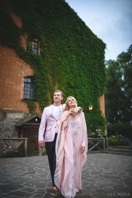 Співачка Ольга Горбачова і продюсер Юрій Нікітін відзначили річницю весілля в замку(відео).  У цьому році зоряна пара вирішила провести святковий день тільки вдвох і відзначити ситцеве весілля в замку "Радомисль".