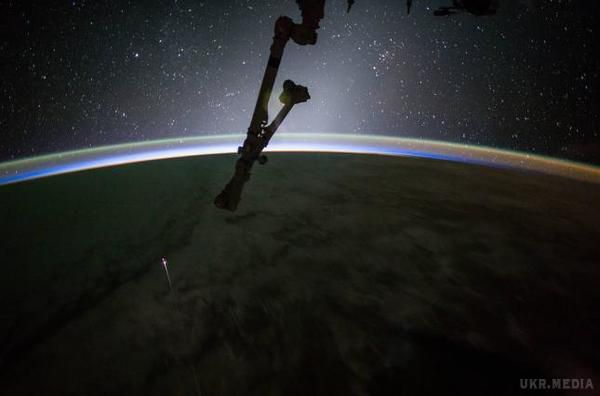 NASA опублікувало знімок повернення на Землю корабля Dragon. Знімок був зроблений з борту МКС.