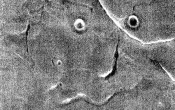 NASA показали людське обличчя на Марсі. Зображення зроблено науковим інструментом THEMIS станції Mars Odyssey.