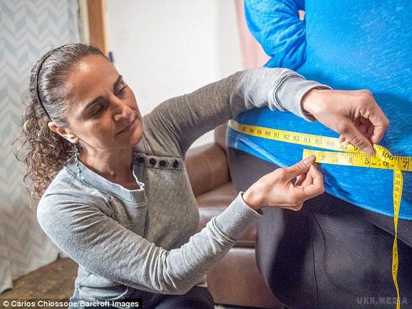 Пишна американка хоче побити рекорд з найбільших у світі стегон.  Жінка з дуже великими стегнами.
