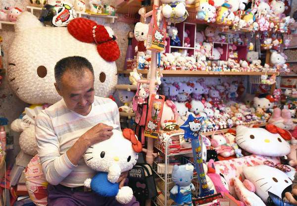 Колишній японський поліцейський зібрав величезну колекцію іграшок Hello Kitty. В Японії 67-річний житель міста Йоцукайдо Масео Гундзі зібрав найбільшу в світі колекцію іграшок фірми Hello Kitty – плюшевих і пластмасових білих кішок з рожевими бантами, а також речей, на яких зображено кішку – взуття, рушники, стільці, парасольки тощо.