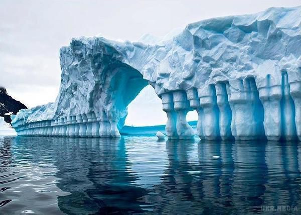 Найбільший в історії айсберг народжується в Антарктиді. Вчені Європейського космічного агентства (ESA) за допомогою супутникових спостережень за льодовиком Ларсена С встановили, що в Антарктиді утворюється один із найбільших айсбергів в історії.