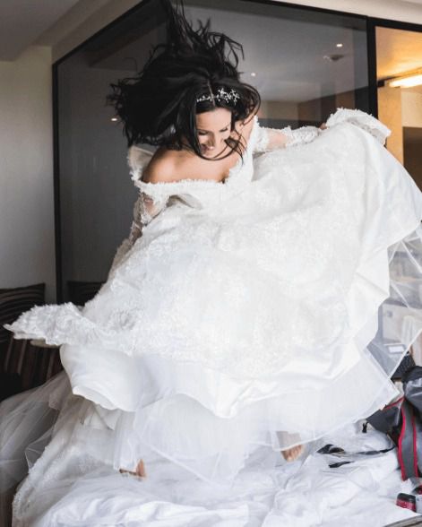 Джамала підкорила фанатів забавним знімком у весільній сукні (фото). Співачка поділилася новим знімків зі свого весілля.