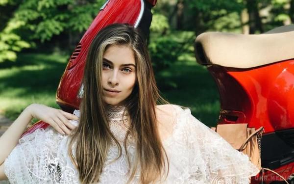 16-річна онука Софії Ротару робить успіхи в модельному бізнесі. Юна Софія Євдокименко, володарка шикарної фігури, довгих ніг, відчуває себе вільно і розкуто перед об'єктивом фотокамери і впевнено йде по модельному подіуму.