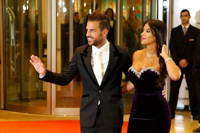 Декольте дружини іспанського футболіста затьмарило сукню нареченої Мессі (фото). 42-річна Даніелла Семаан з'явилася на весіллі у сукні з неймовірно сексуальним вирізом.