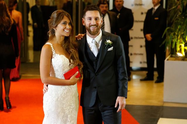 Декольте дружини іспанського футболіста затьмарило сукню нареченої Мессі (фото). 42-річна Даніелла Семаан з'явилася на весіллі у сукні з неймовірно сексуальним вирізом.