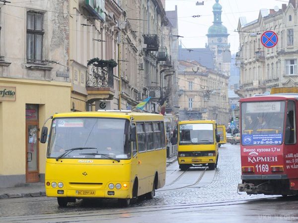 Сьогодні зранку у Львові 202 маршрутки не виїхали на вулиці міста. Середні показник кількості автобусів по всіх АТП: 66,7%.