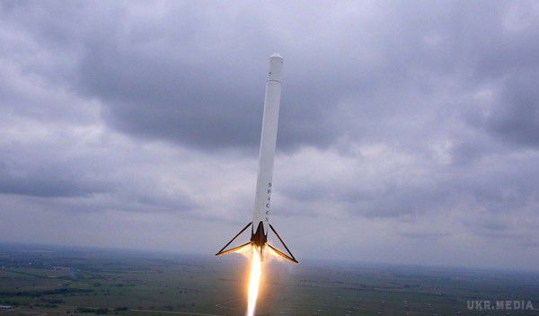 SpaceX успішно запустила третю ракету Falcon 9. Ракета вивела на орбіту супутник звя'зку Intelsat 35e.