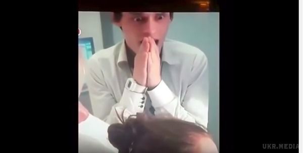 Мережу підкорює ролик із реакцією молодого татуся, який спостерігає за народженням дитини. Чоловік прикрив рот руками у здивуванні.