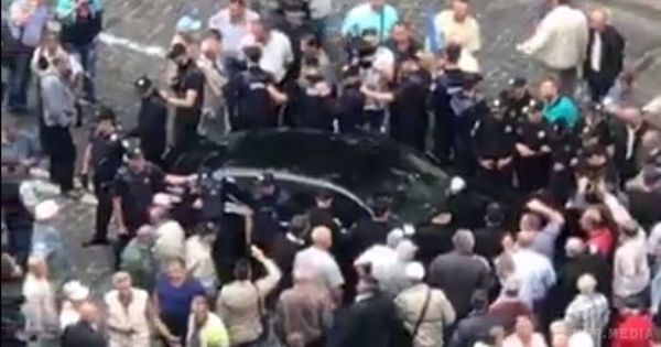 У центрі Києва Porsche наїхав на ногу мітингувальнику біля Кабміну. Поліція встановлює всі подробиці інциденту.