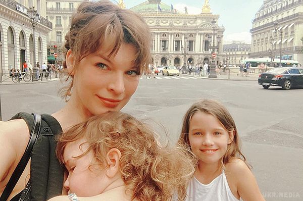 Мілла Йовович провела екскурсію своїм дочкам по вулицях Парижа. Мілла Йовович вирушила у Париж на Тиждень високої моди. Компанію 41-річній актрисі склали її дочки  9-річна Евер і 2-річна Дашиэл.