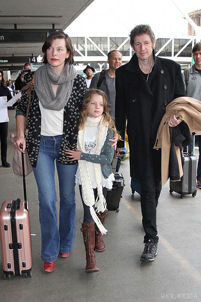 Мілла Йовович провела екскурсію своїм дочкам по вулицях Парижа. Мілла Йовович вирушила у Париж на Тиждень високої моди. Компанію 41-річній актрисі склали її дочки  9-річна Евер і 2-річна Дашиэл.