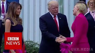 Трамп знову потрапив у незручну ситуацію через рукостискання (відео). Перша леді Польщі проігнорувала простягнуту їй руку.