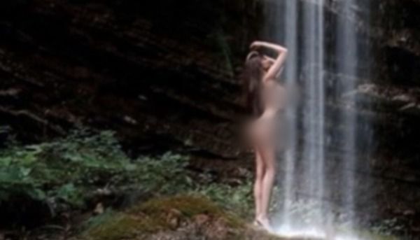  Марія Лиман, яка знімається для Playboy скупалася оголеною у водоспаді і порадувала шанувальників. Дівчина виклала в Мережу свої знімки, де її оголену фігуру омивають води гірського водоспаду.