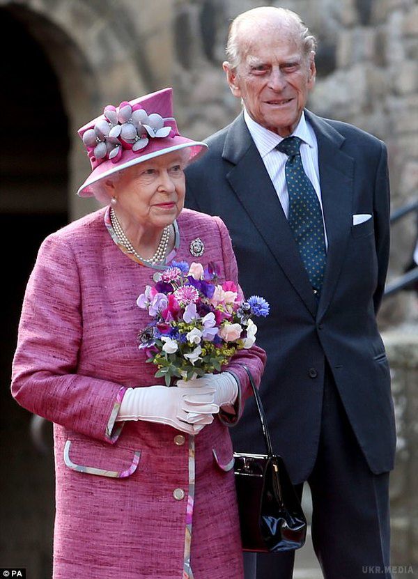 Поні нечемно повівся з королевою Великобританії. Королева Великобританії разом із чоловіком, герцогом Единбурзьким, цілий тиждень відвідують знакові місця Шотландії