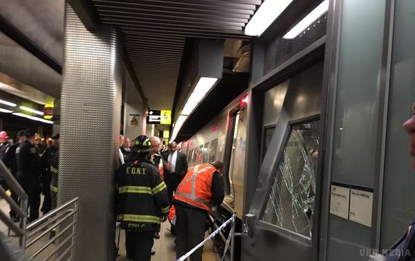 У Нью-Йорку потяг зійшов з рейок. Аварія сталася в тунелі. У Нью-Йорку в тунелі річки Гудзон зійшов з рейок пасажирський поїзд. 