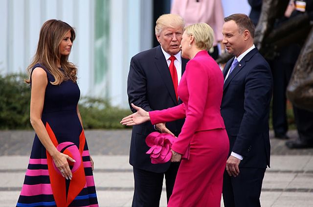 Дружина президента Польщі відмовилася потиснути руку Дональду Трампу. Злий рок переслідує Дональда Трампа: останнім часом жінки постійно відмовляються подавати йому руку. На цей раз рукостискання президента США проігнорувала перша леді Польщі.