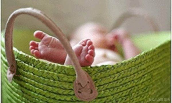 Народивши немовля, жінка залишила його в приміській електричці. Дитя вдалося врятувати завдяки уважності машиніста, що обходив вагони на кінцевій станції у Києві.