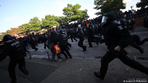 Перший день саміту Великої двадцятки (G20) в Гамбурзі пройшов на тлі мирних і насильницьких протестів і зіткнень.  Мирні та насильницькі протести.