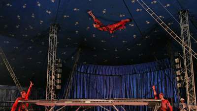 В Мадриді  на музичному фестивалі розбився акробат , впавши з 30-метрової висоти(відео). Акробат, який виступав на музичному фестивалі Mad Cool в Мадриді, розбився, впавши з 30-метрової висоти. 

