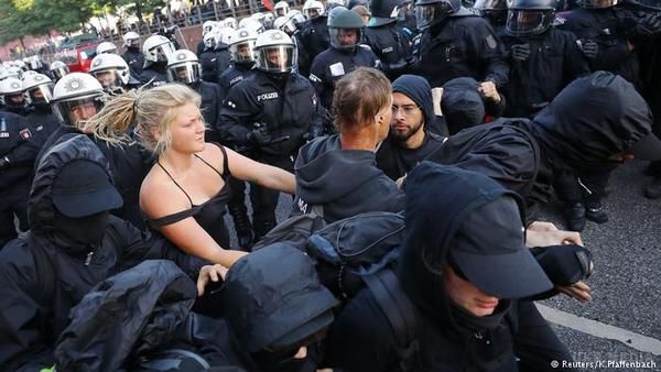  У Гамбурзі на саміті "Великої двадцятки" поранені 213 поліцейських, затримані 203 демонстранти. У суботу у Гамбурзі проходить другий день саміту "Великої двадцятки".